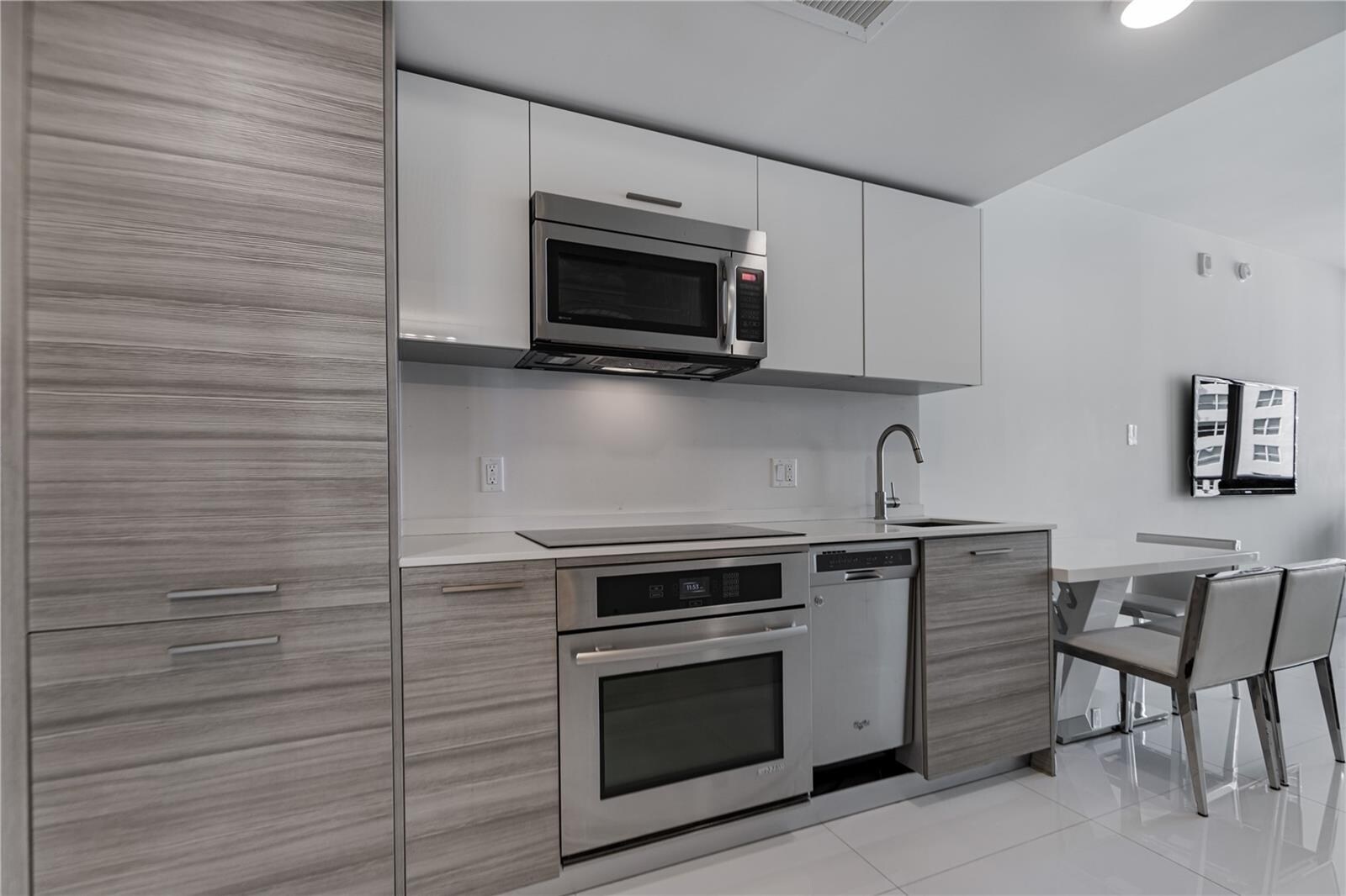 Building Photo - 1300 Brickell Bay Dr