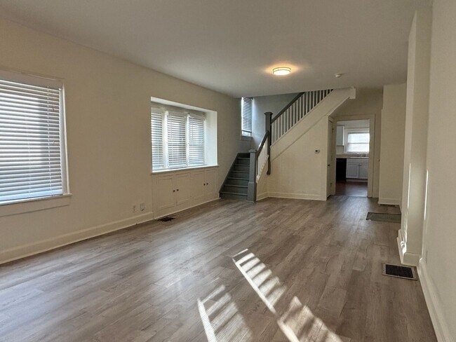 Building Photo - Large 2 Bed 1 Bath With Fenced in Yard & Deck!