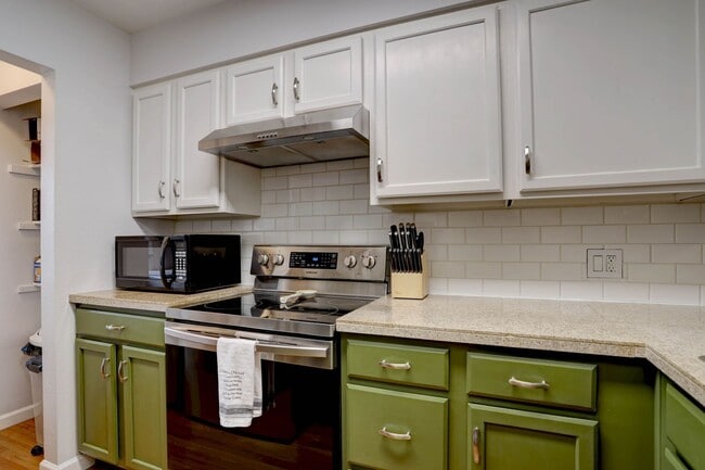 Building Photo - Wonderful 2 bed 2 bath Townhouse with Fire...