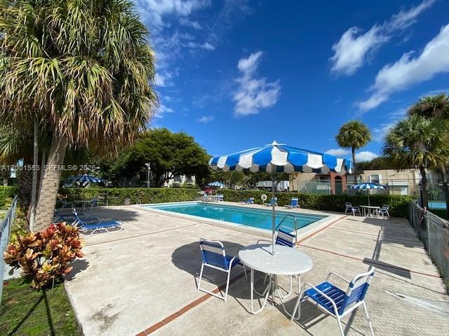 Building Photo - 10834 N Kendall Dr