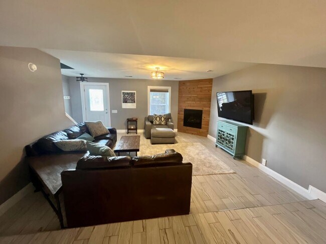Building Photo - 3-bedroom, 2.5 bathroom partially furnished home in Saint Joseph