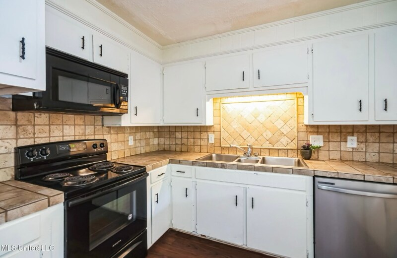 Building Photo - 102 Friars Cove