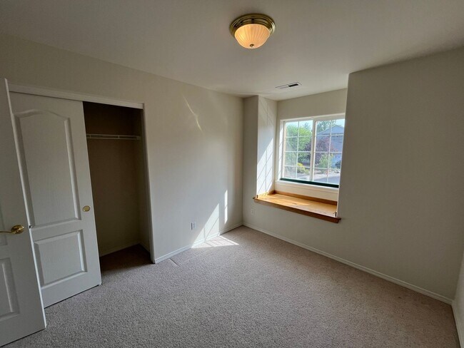 Building Photo - 3111 NE Dennis Ct