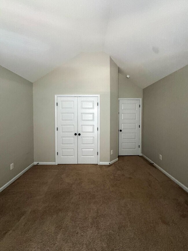 Building Photo - Spacious 4 Bed 2.5 Bath Fayetteville Home