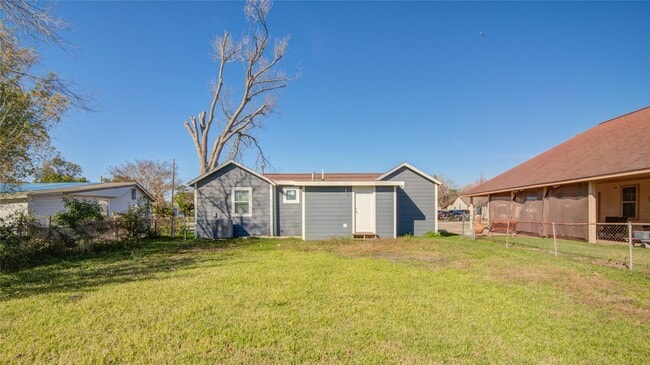 Building Photo - 207 E Bernard St