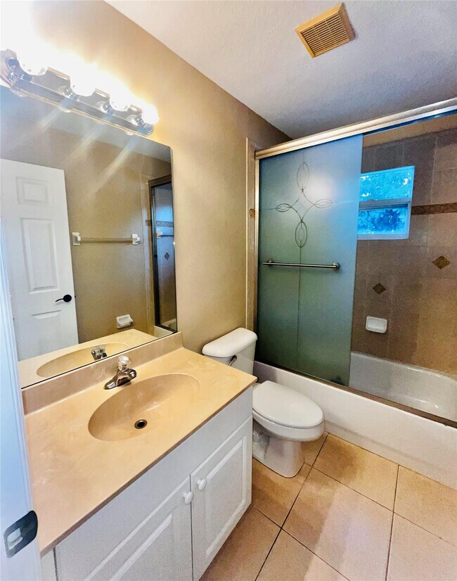 Building Photo - 602 SW McCall Rd