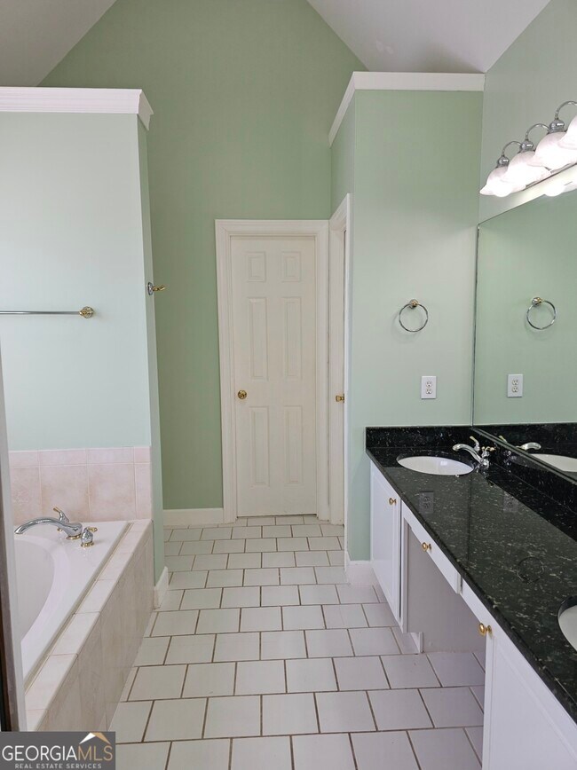 Building Photo - 185 Rock Hill Dr