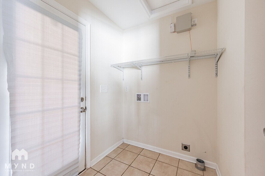 Building Photo - 902 Appleby St NW