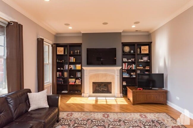 Building Photo - 3 bedroom in Chicago IL 60657