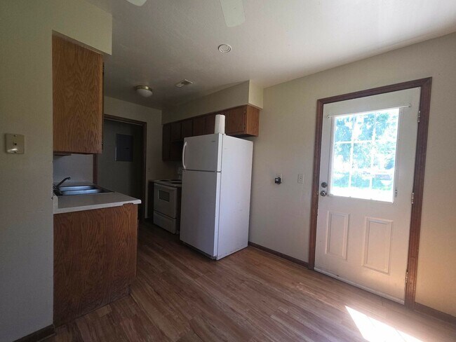 Building Photo - 1379 Parkside Dr