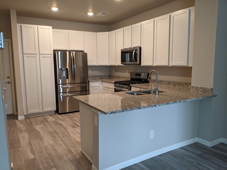 Kitchen - 14925 E Belleview Dr