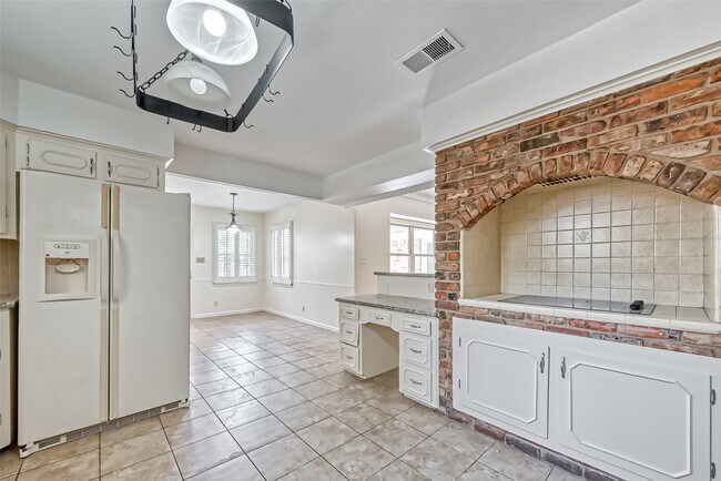 Building Photo - 918 Wycliffe Dr