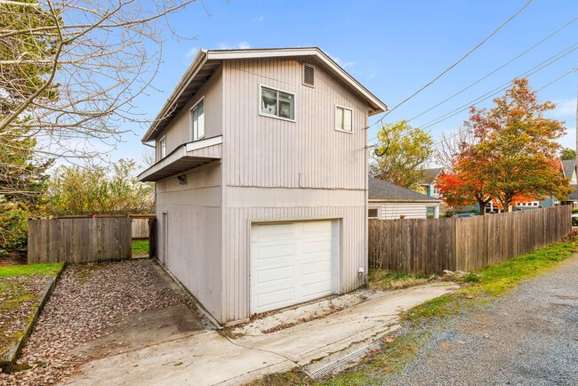 Building Photo - $1000 Off for a November move in! 3 Bedroo...