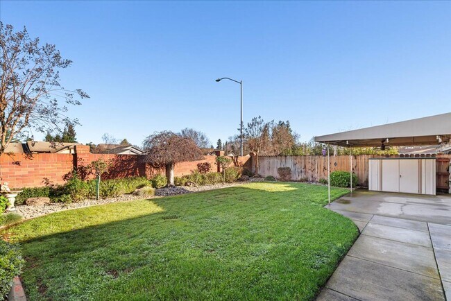Building Photo - Lovely 3 Bedroom/2 Bath Home Located in Lodi Ca