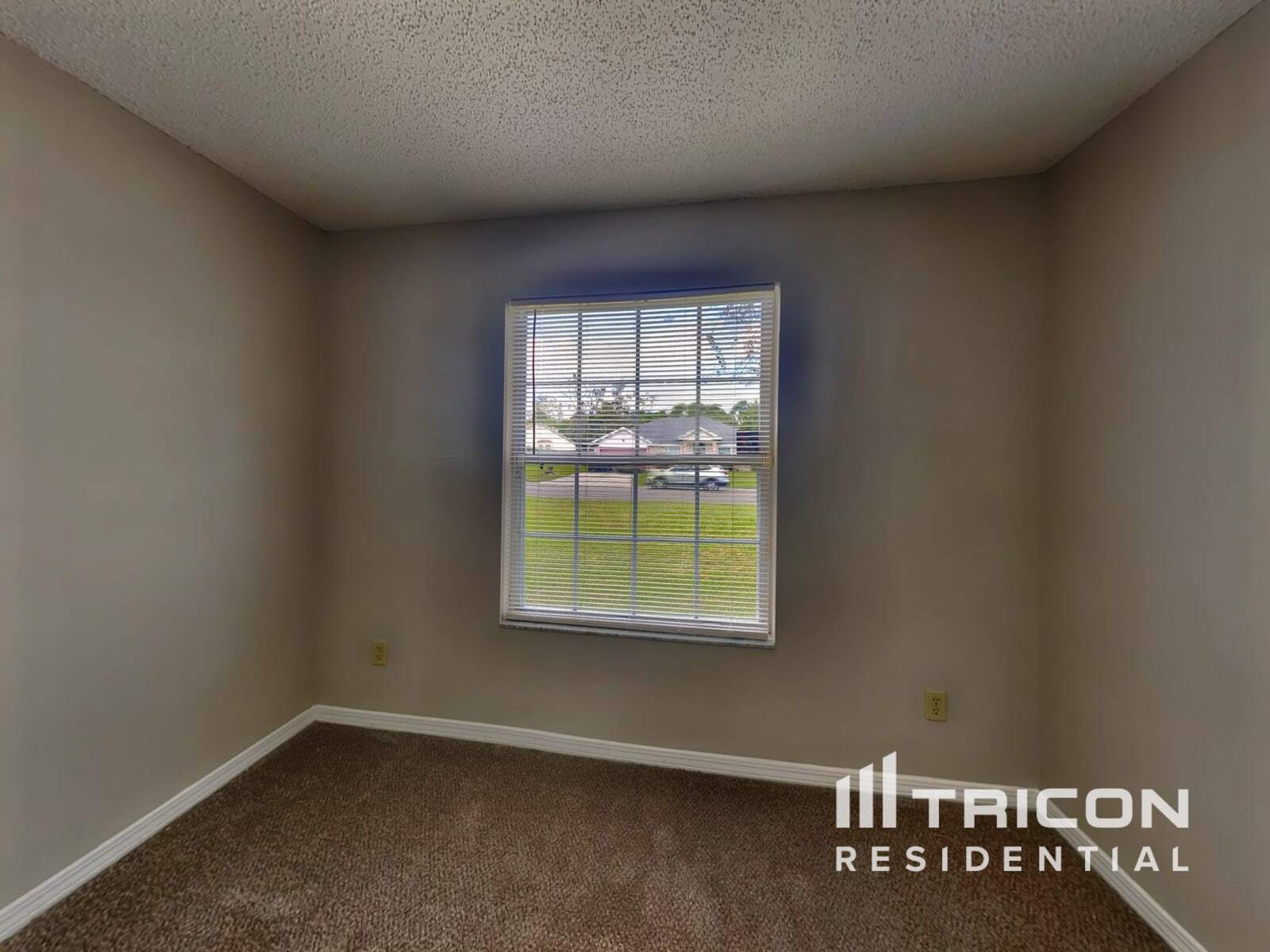 Building Photo - 3251 Deerfield Pointe Dr