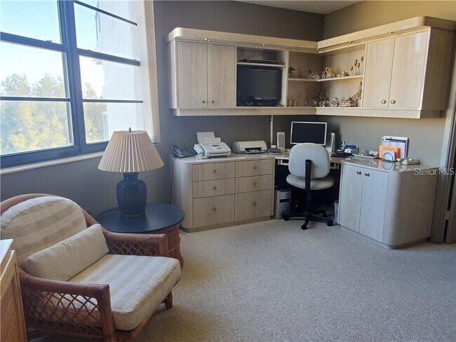 Building Photo - 1050 Longboat Club Rd