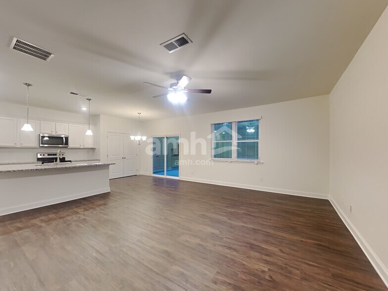 Building Photo - 475 Summit View Ct