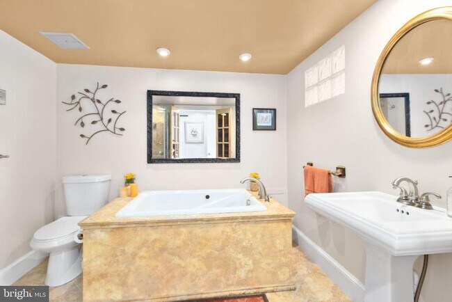 Building Photo - 809 Caroline St