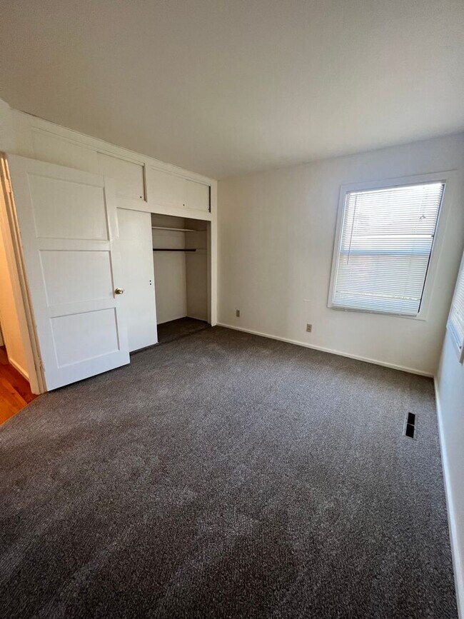 Building Photo - 2 Bedroom Blue Lake House with extra Loft Space!