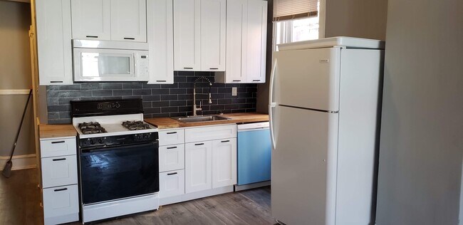 Building Photo - Beautiful 2 Bedroom Apartment