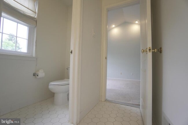 Building Photo - 250 Lookout Pl