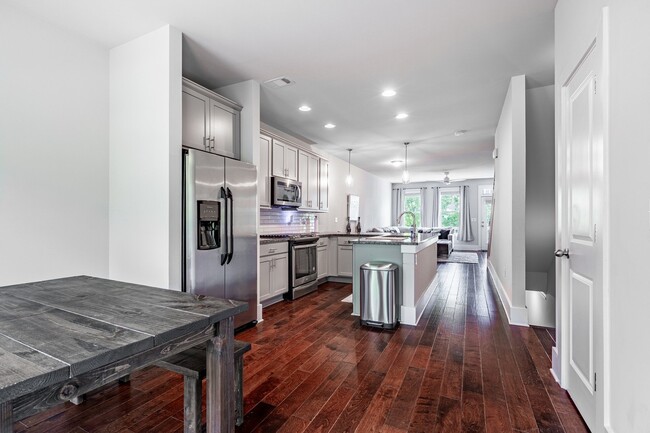 Building Photo - Furnished, 6 - 9 Month lease available.  L...
