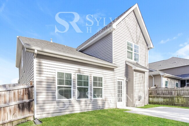 Building Photo - The living is easy in this lovely 5 bedroo...