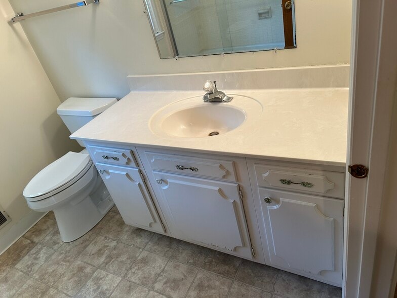 Upstairs bath - 1420 W Ash St