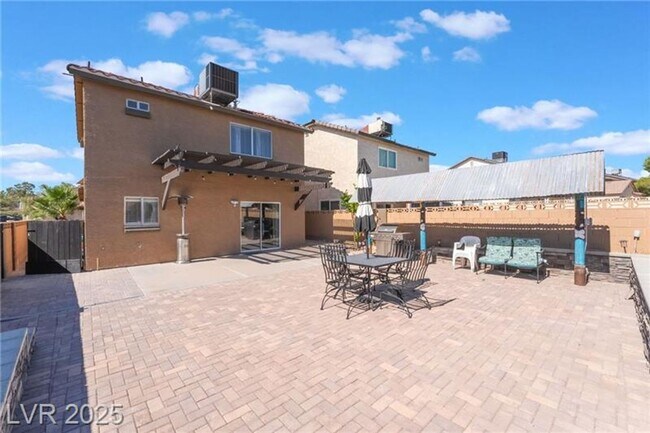 Building Photo - Beautiful 3 bedroom home ready for move-in