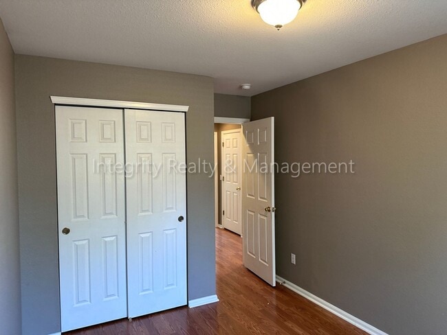 Building Photo - 1041 W Laurenwood Ln