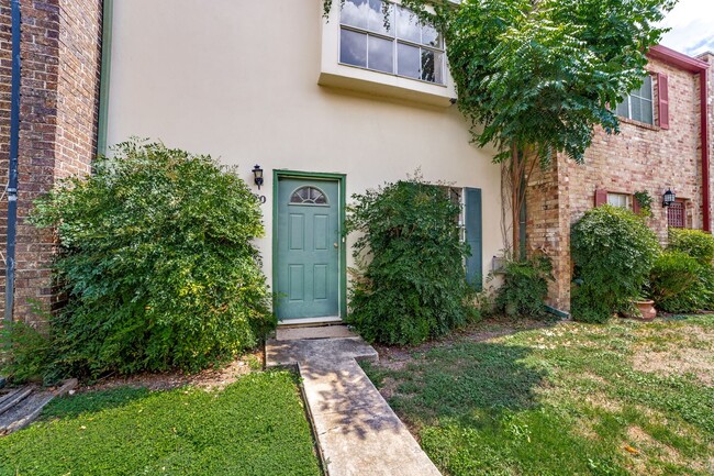 Building Photo - Charming 2-bedroom, 1.5 bath townhome in t...