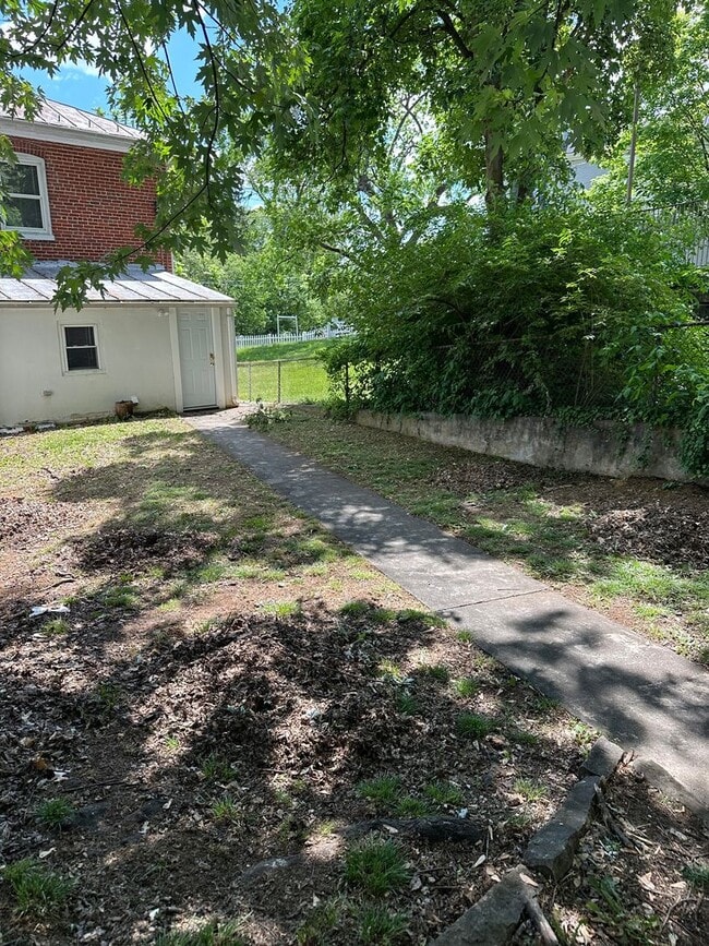 Building Photo - Adorable 3 Bedroom Duplex for $1,800./month