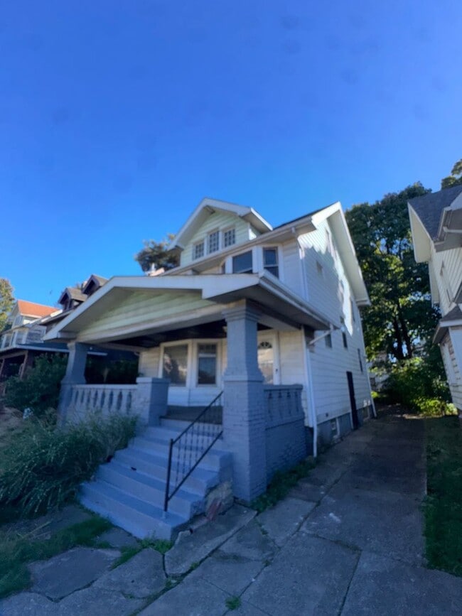 Building Photo - Charming 3-Bedroom Property in Prime Location (SECTION 8 VOUCHERS ACCEPTED)