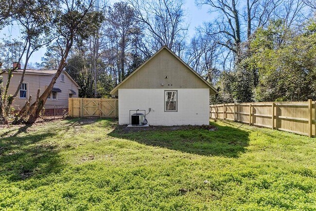 Building Photo - 3169 Westover Dr