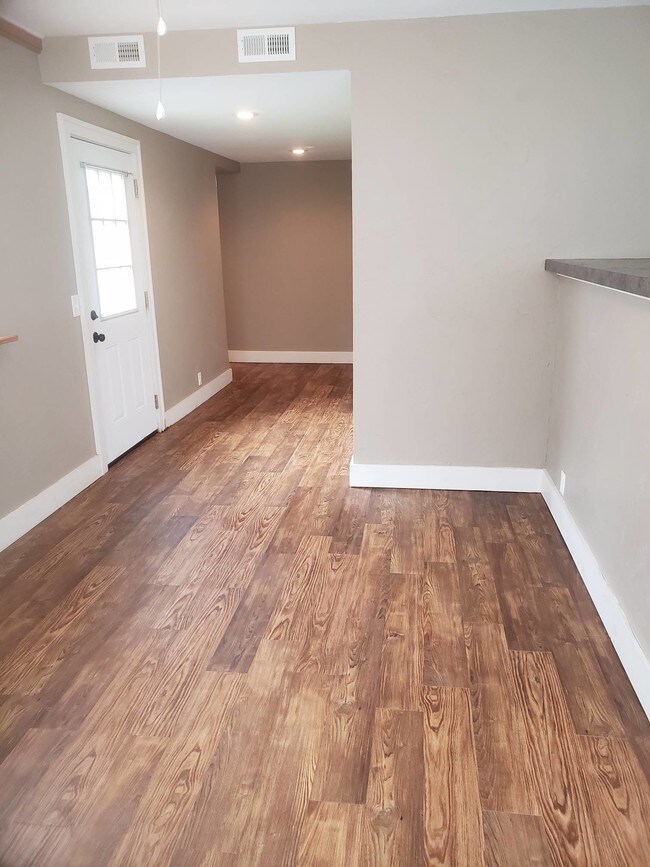 Building Photo - 105 S Barnes St