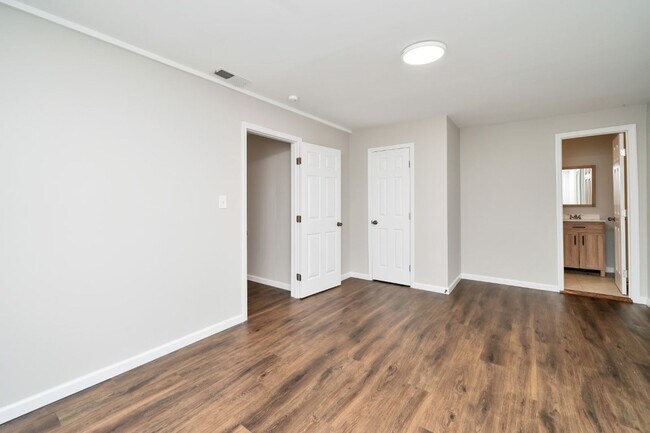 Building Photo - Spacious & Stylish – Fully Renovated 4BR H...
