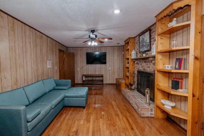 Building Photo - Fully Furnished Charleston Rental Near Folly Beach – Utilities Included | $3,100/Month