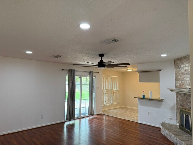 Building Photo - 515 Tresvant Dr