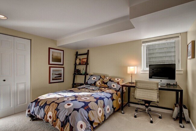 Building Photo - CLICK "REQUEST A TOUR" NOW!