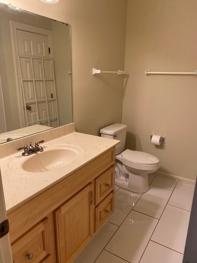 Building Photo - Very well kept condo in Lytchfield off Allistair Rd