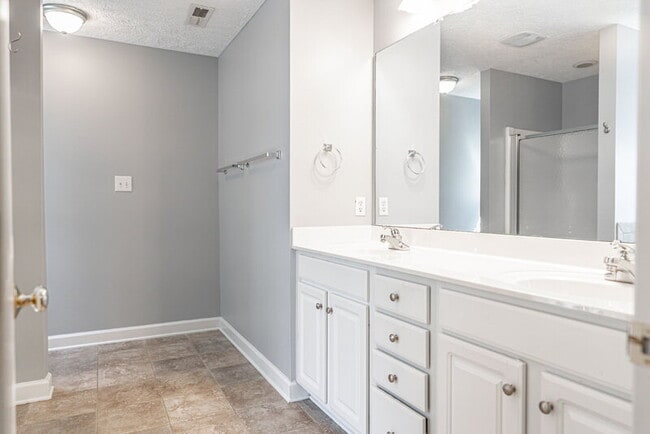 Building Photo - 108 Silverburn Pl