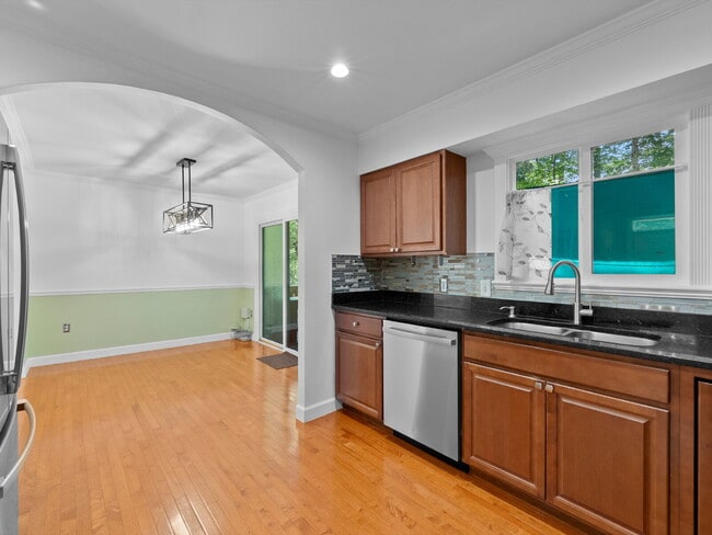 Building Photo - Spacious Reston Townhome in a Prime Centra...
