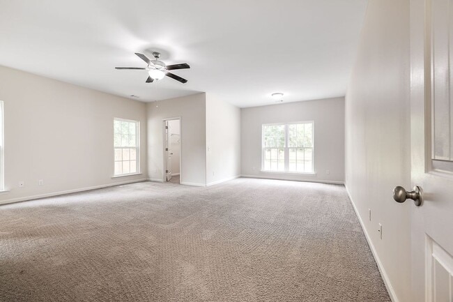 Building Photo - Spacious Custom 8 Bed 4.5 Bath Home on Lar...
