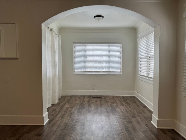 Building Photo - Large centrally located unit with shared yard
