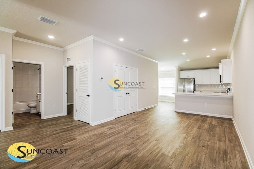 Building Photo - 5961 W Oak Park Blvd