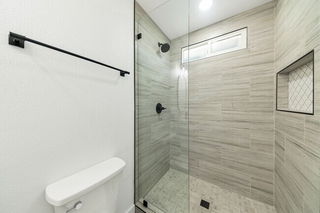 Building Photo - Remodeled 3 Bed 2 Bath 2 Car Garage Unfurnished 12 month lease with bonus room and AC in 2 car ga...