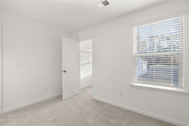 Building Photo - 874 Evergreen Rd