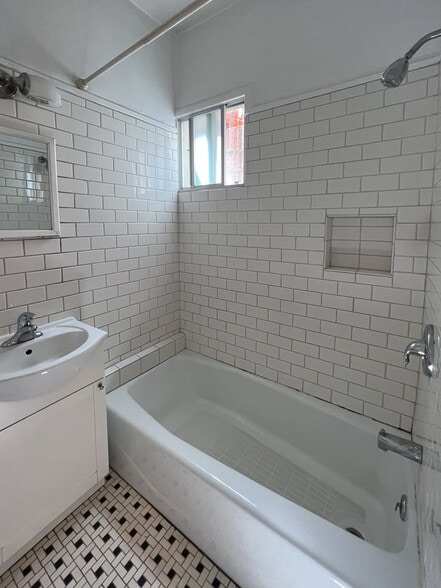 Building Photo - 10865 Fruitland Dr