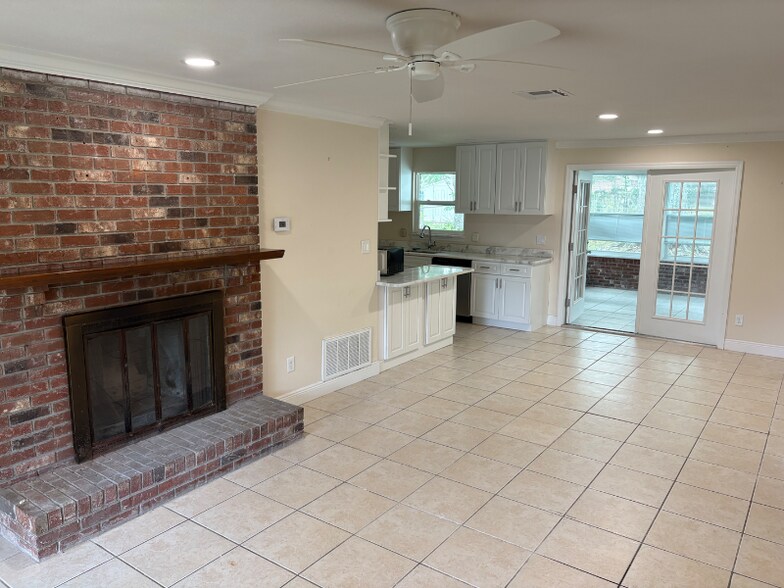 Building Photo - 240 W Gardenia Dr