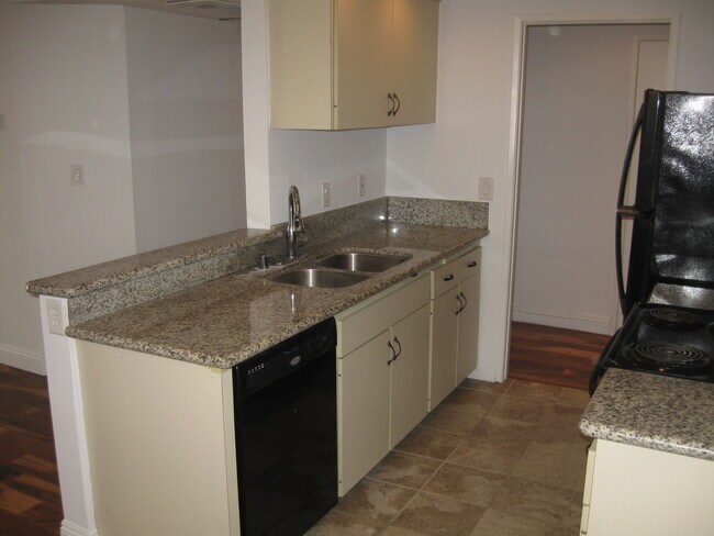 Building Photo - 8530 Holloway Dr